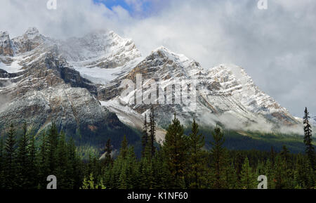 Hohe Berge der Kanadischen Rockies durch Wolken entlang des Icefields Parkway zwischen Banff und Jasper umgeben Stockfoto