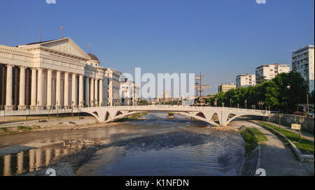 Skopje, Mazedonien -, 26. Juni 2017: Auge Brücke und das Archäologische Museum in Skopje Stockfoto