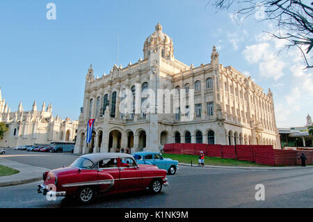 Classic 1950 der amerikanische Autos vor dem Präsidentenpalast in Havanna, Kuba Stockfoto