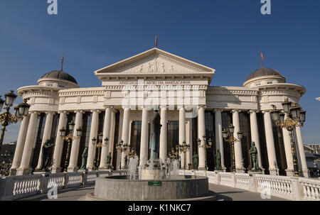 Skopje, Mazedonien -, 26. Juni 2017: Auge Brücke und das Archäologische Museum in Skopje Stockfoto