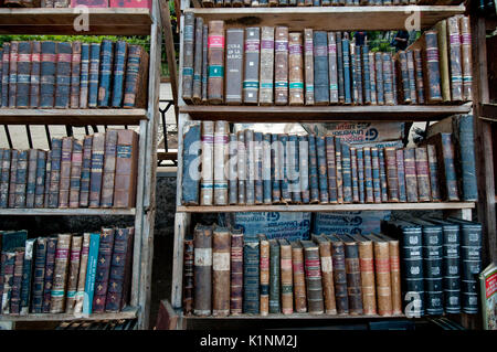 Alte kubanische Bücher zum Verkauf in eine Open-air-Buchladen in Havanna, Kuba Stockfoto