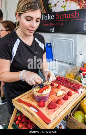 Miami Florida, Wynwood, Wynwood Life Street Festival, Frau weibliche Frauen, Vorbereitung, Obstbecher, Dessert, Essen, FL170430197 Stockfoto