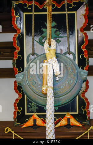 Akita, Japan - Mar 19, 2017. Eine betende Bell am Shinto Schrein in Akita, Japan. Akita ist eine bergige nördlichen Präfektur auf Honshu, der Hauptinsel Japans. Stockfoto