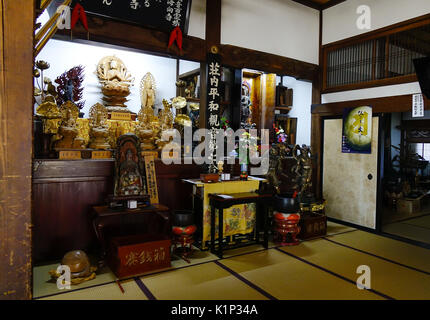 Akita, Japan - Mar 19, 2017. Einrichtung eines alten Shinto Schrein in Akita, Japan. Akita ist eine bergige nördlichen Präfektur auf Honshu, Japan main ist Stockfoto