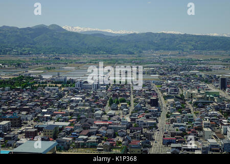 Yamagata, Japan - 19. Mai 2017. Luftaufnahme der Stadt Yamagata mit Schnee berg in Tohoku, Japan. Akita ist eine bergige nördlichen Präfektur auf Honshu Stockfoto