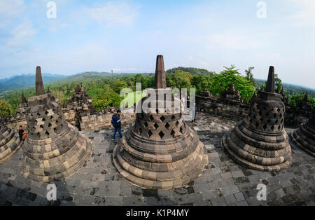 Java, Indonesien - Apr 15, 2016. Menschen besuchen Borobudur Tempel auf Java, Indonesien. Im 9. Jahrhundert erbaut, wurde der Tempel im Javanischen Buddhi entwickelt Stockfoto