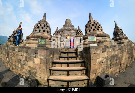 Java, Indonesien - Apr 15, 2016. Menschen besuchen Borobudur Tempel auf Java, Indonesien. Die borobodur Tempel komplex ist eines der größten Denkmäler in der Stockfoto