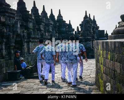 Java, Indonesien - Apr 15, 2016. Lokale Leute besuchen Borobudur Tempel auf Java, Indonesien. Die borobodur Tempel komplex ist eines der größten Denkmäler Stockfoto