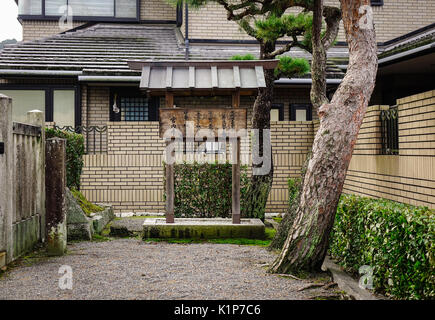 Kyoto, Japan - 28.November 2016. Holz- traditionelles Haus mit Garten in Kyoto, Japan. Kyoto diente als Japans Hauptstadt und Residenz des Kaisers ab 79 Stockfoto