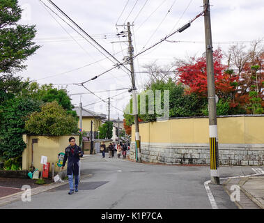 Kyoto, Japan - 28.November 2016. Menschen zu Fuß auf der Straße in der Innenstadt von Kyoto, Japan. Kyoto diente als Japans Hauptstadt und Residenz des Kaisers ab 79 Stockfoto