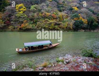 Kyoto, Japan - 28.November 2016. Touristische Bootsfahrt auf dem Fluss Katsura in Arashiyama, Kyoto, Japan. Arashiyama, Kyoto zweiter wichtigsten Sehenswürdigkeiten di Stockfoto