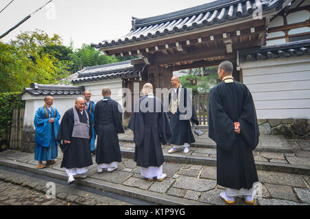 Kyoto, Japan - 28.November 2016. Buddhistische Mönche an der Eikando Tempel in Kyoto, Japan. Eikando formal als Zenrinji Tempel, sehr berühmten bekannt Stockfoto