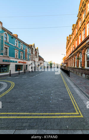 Northampton, Großbritannien - 10.August 2017: klarer Himmel morgen Blick auf abington Straße in Northampton Town Center. Stockfoto