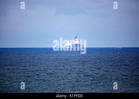 Die "Queen Mary 2", die Insel Groix, auf dem Weg nach Saint Nazaire für den Start der Centennial Transat' die Brücke 2017", einem historischen transatlantischen Stockfoto