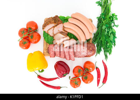 Verschiedene Fleisch und Gemüse isoliert auf Weiss. Schinken, Wurst, Paprika, Tomaten und viel Grün. Ansicht von oben Stockfoto