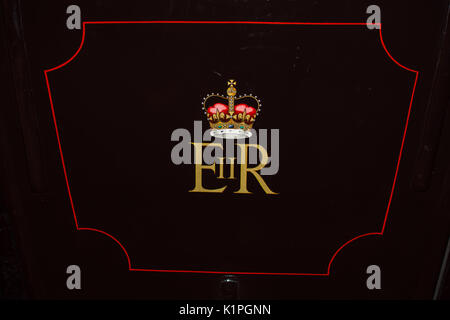 Queen Elizabeth signiert Krone auf Auto Monarch Death Death Death Schild Gold Royal Royal Royal Side View Vision stilvoll geprägtes Holz dunkel schwarze Bilderwand vergraben Stockfoto