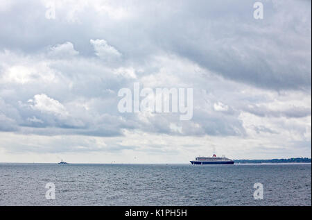 Die "Queen Mary 2", die Insel Groix, auf dem Weg nach Saint Nazaire für den Start der Centennial Transat' die Brücke 2017", einem historischen transatlantischen Stockfoto