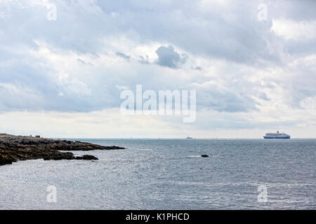 Die "Queen Mary 2", die Insel Groix, auf dem Weg nach Saint Nazaire für den Start der Centennial Transat' die Brücke 2017", einem historischen transatlantischen Stockfoto