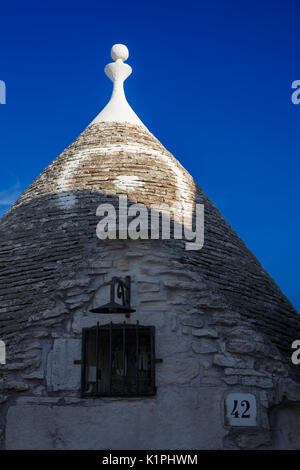 Trullo auf Via Monte Pasubio, Monti, Alberobello, Apulien, Italien Stockfoto