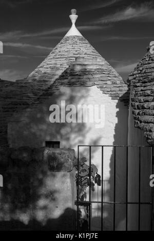 Trullo auf Via Monte Pasubio, Monti, Alberobello, Puglia, Italien: Schwarz und Weiss Stockfoto