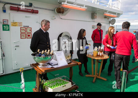 Feier den Polarkreis überqueren Richtung Süden, Norwegen Hurtigruten Fähre Stockfoto