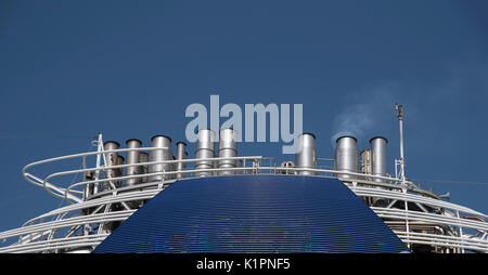 Auspuffrohre, die vom Rauch Stapel auf einem Kreuzfahrtschiff. August 2017 Stockfoto