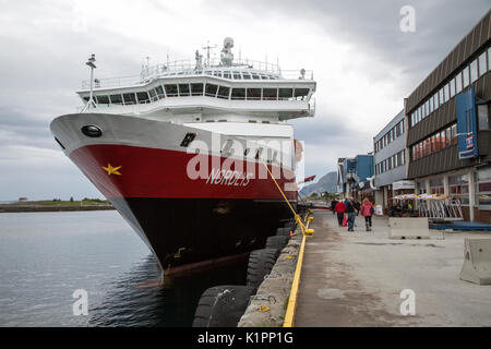 Nordlys Hurtigruten Fähre Schiff im Hafen von Bronnoy, Peine, Nordland, Norwegen Stockfoto