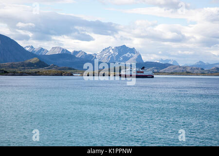 Hurtigruten Fähre Schiff zerklüfteten Bergen in der Nähe von Sogndal, Nordland, Norwegen Stockfoto