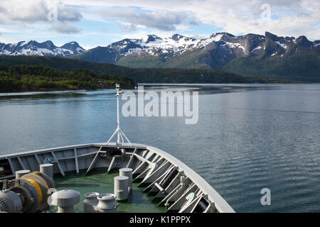 Bug von Hurtigruten Fähre Schiff in der Nähe von Sogndal, Nordland, Norwegen schneebedeckten Bergen Stockfoto