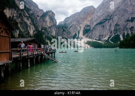 Lago di Braies ist ein See in Trentino Alto Adige, Italien, 1496 mt am Fuße des Croda del Becco Berge. Es ist berühmt für seine brillanten Farben. Stockfoto