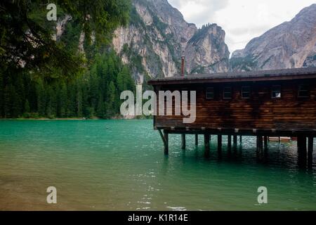 Lago di Braies ist ein See in Trentino Alto Adige, Italien, 1496 mt am Fuße des Croda del Becco Berge. Es ist berühmt für seine brillanten Farben. Stockfoto