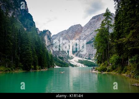 Lago di Braies ist ein See in Trentino Alto Adige, Italien, 1496 mt am Fuße des Croda del Becco Berge. Es ist berühmt für seine brillanten Farben. Stockfoto