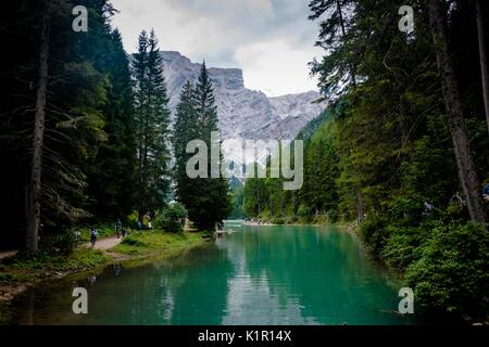 Lago di Braies ist ein See in Trentino Alto Adige, Italien, 1496 mt am Fuße des Croda del Becco Berge. Es ist berühmt für seine brillanten Farben. Stockfoto