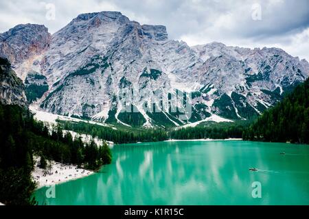 Lago di Braies ist ein See in Trentino Alto Adige, Italien, 1496 mt am Fuße des Croda del Becco Berge. Es ist berühmt für seine brillanten Farben. Stockfoto