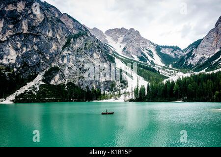 Lago di Braies ist ein See in Trentino Alto Adige, Italien, 1496 mt am Fuße des Croda del Becco Berge. Es ist berühmt für seine brillanten Farben. Stockfoto