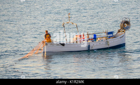 Fischer mit Net auf dem Ozean in Cote d'Azur, Frankreich in der Morgendämmerung