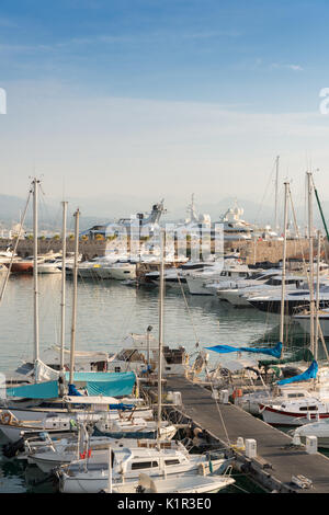 Luxuriöse Superyachten in Port Vauban in Antibes, Frankreich Stockfoto