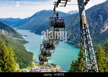 Die Karwendelbahn oberhalb des wunderschönen Achensee. Der höchste See im österreichischen Tirol und liegt nördlich von Jenback. Stockfoto