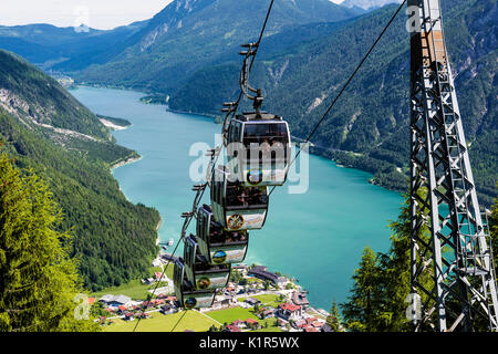 Die Karwendelbahn oberhalb des wunderschönen Achensee. Der höchste See im österreichischen Tirol und liegt nördlich von Jenback. Stockfoto