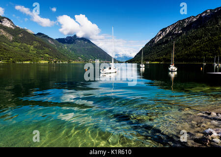 Die Karwendelbahn oberhalb des wunderschönen Achensee. Der höchste See im österreichischen Tirol und liegt nördlich von Jenback. Stockfoto