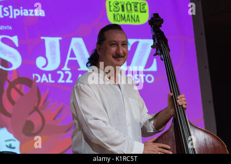 Rom, Italien. 25 Aug, 2017. Die gute Pianisten Sizilianischen durchgeführt bei der Internationalen Haus der Frauen in Rom an Jazz Event der Diva. Mit ihr auf der Bühne Giuseppe Bassi am Kontrabass und Lucrezio De Seta am Schlagzeug. Credit: Leo Claudio De Petris/Pacific Press/Alamy leben Nachrichten Stockfoto