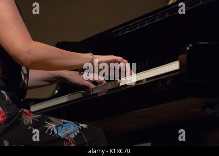 Rom, Italien. 25 Aug, 2017. Die gute Pianisten Sizilianischen durchgeführt bei der Internationalen Haus der Frauen in Rom an Jazz Event der Diva. Mit ihr auf der Bühne Giuseppe Bassi am Kontrabass und Lucrezio De Seta am Schlagzeug. Credit: Leo Claudio De Petris/Pacific Press/Alamy leben Nachrichten Stockfoto