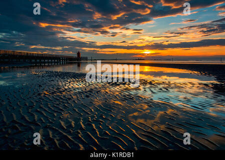 Sonnenaufgang in der Marina Punta Faro, Lignano Sabbiadoro, Provinz Udine, Italien Stockfoto