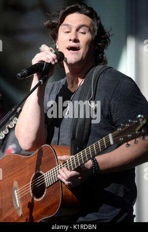 Joe Nichols führt live auf der Bühne bei "FOX & Friends Alle amerikanischen Konzertreihen' an der Fox Studios auf 25, 2017 in New York City. Stockfoto