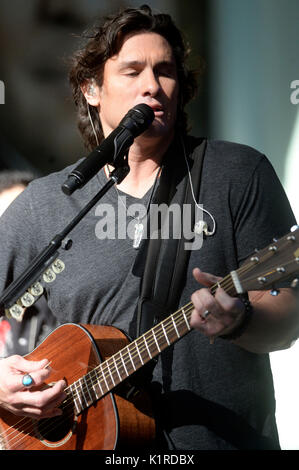 Joe Nichols führt live auf der Bühne bei "FOX & Friends Alle amerikanischen Konzertreihen' an der Fox Studios auf 25, 2017 in New York City. Stockfoto