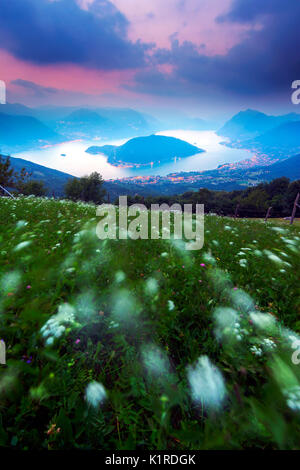 Monte Isola am Blauen Stunde von Colmi von Sulzano, Iseo See, Provinz Brescia, Italien Stockfoto