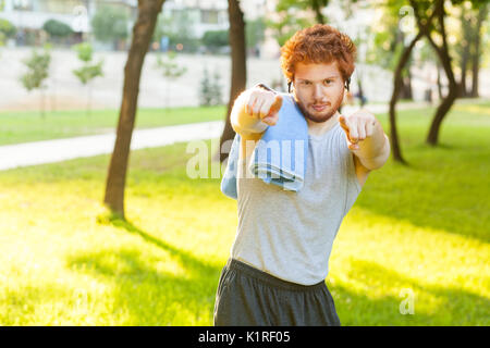 Hey Du! Fitness model pointig Finger und Kamera. Außenaufnahme Stockfoto