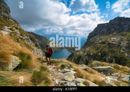 Europa, Italien, Wanderer in Bergamasker Alpen, Provinz von Bergamo. Stockfoto