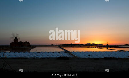 Marsala (Italien) - der aline dello Stagnone', Sonnenuntergang Blick auf die Mühlen und Salinen von Ettore Infersa in Marsala, der größten Lagune in Sizilien Stockfoto