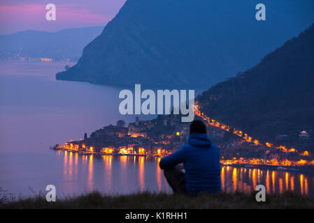 Peschiera Maraglio Blaue Stunde, Provinz Brescia, Italien, Lombardei, Europa. Stockfoto